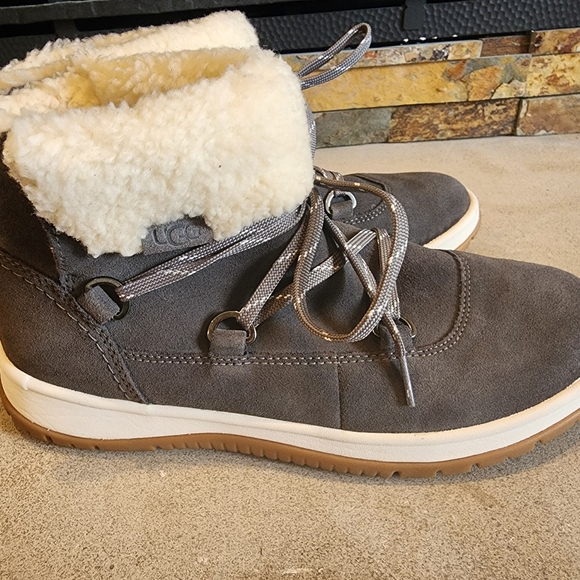 UGG Lakesider Heritage Lace Boots - NWOT - Picture 5 of 8